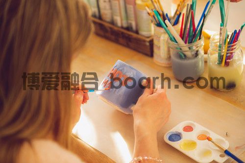 person-painting-on-mug-2310883_副本.jpg