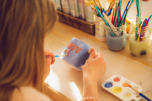 person-painting-on-mug-2310883_副本.jpg